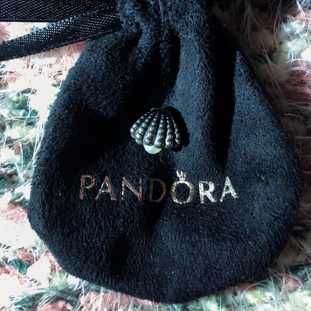 Retired “Seashell and pearl” pandora charm